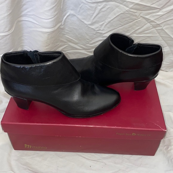 Munro American Black Boots size 8